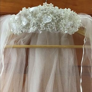 Bridal veil and pearl tiara